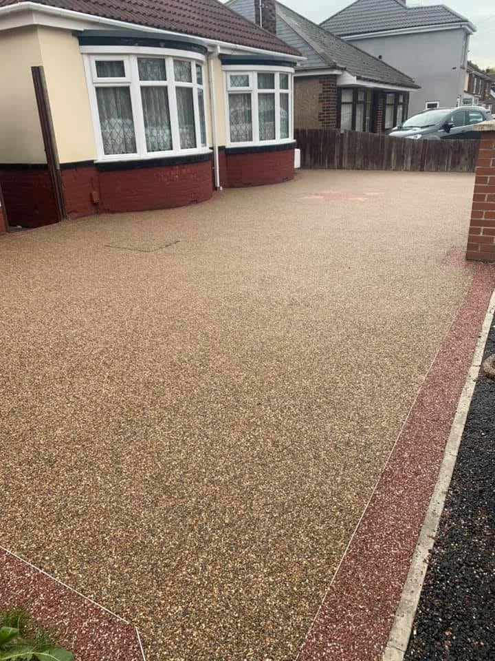 Warm resin driveway with red aggregate border